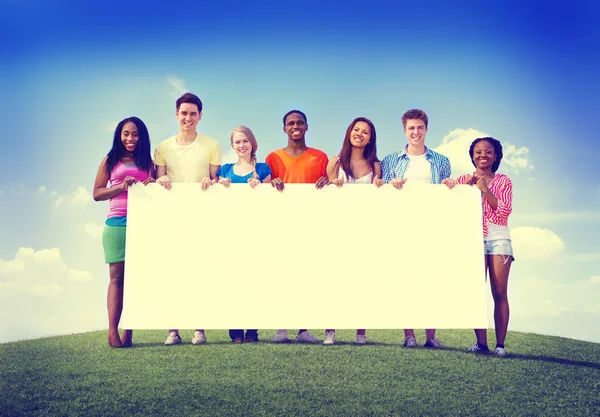 Grupo de amigos sosteniendo el concepto de espacio — Foto de Stock