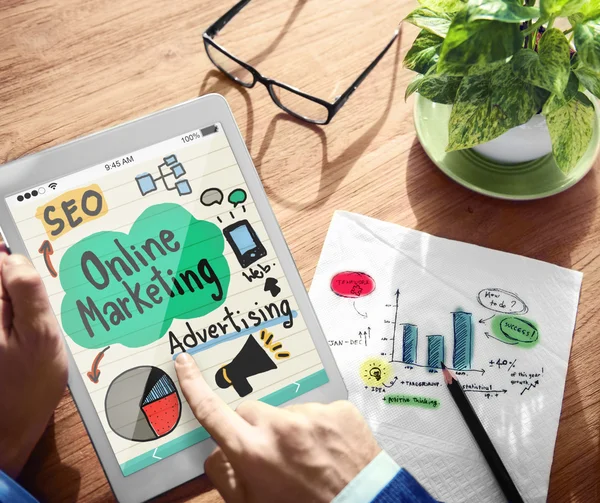 Hombre usando tableta con Online Marketing Concept — Foto de Stock