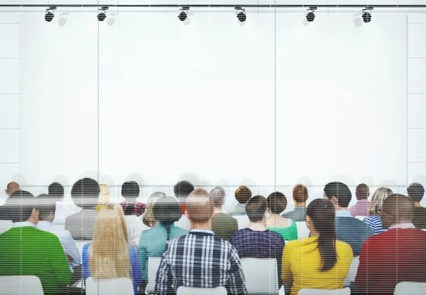 Personnes assises sur des chaises et pendant le séminaire — Photo