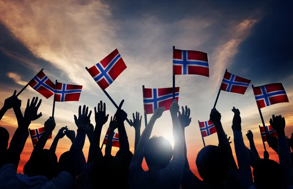 Grupo de personas ondeando banderas noruegas — Foto de Stock