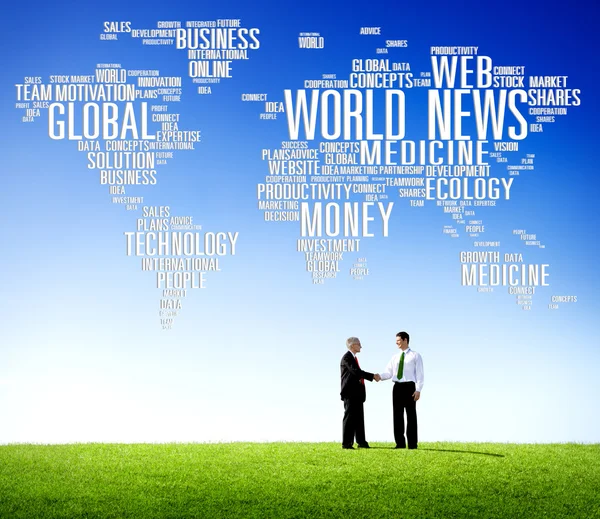 Zwei Geschäftsleute und Weltnachrichten — Stockfoto