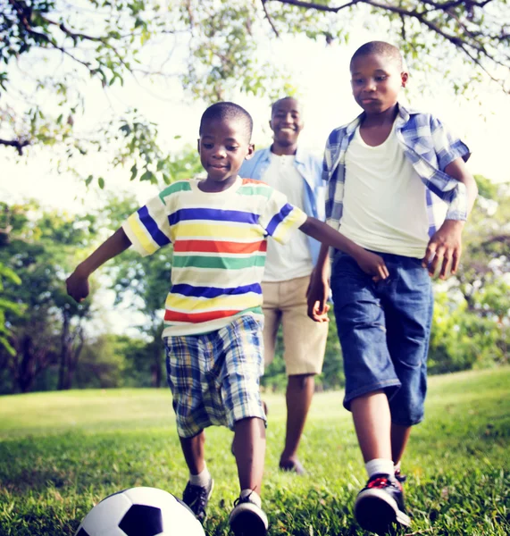 ボールで遊ぶ幸せなアフリカの家族 — ストック写真