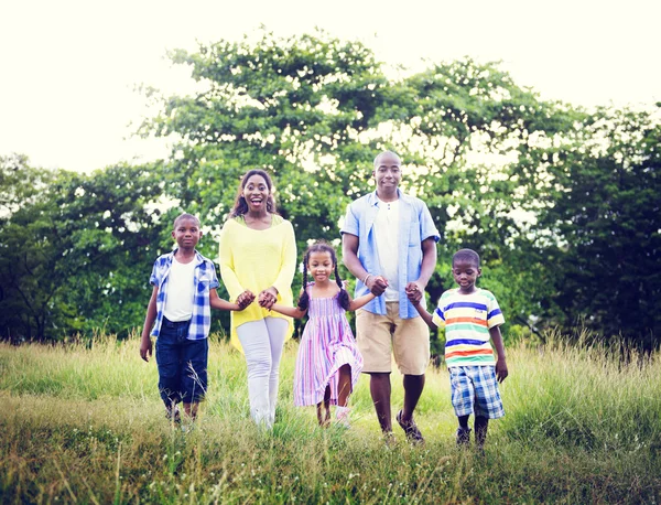 Familia africana feliz en el parque — Foto de Stock