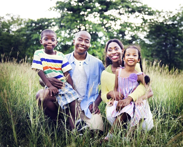 Feliz familia africana divirtiéndose —  Fotos de Stock