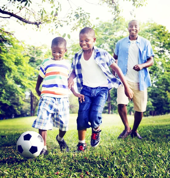 Familia africana feliz jugando con una pelota —  Fotos de Stock