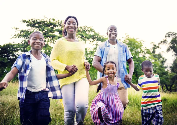 Familia africana feliz durante las vacaciones — Foto de Stock