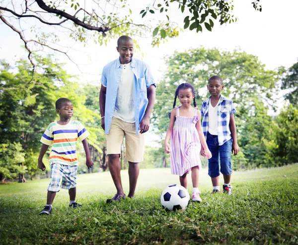 Feliz familia africana divirtiéndose — Foto de Stock