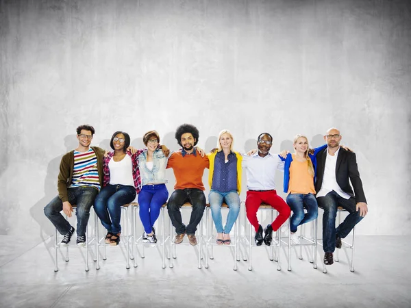 Persone diverse e concetto di lavoro di squadra — Foto Stock