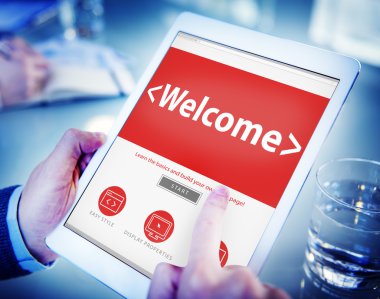Tablet hoş geldiniz kavramları ile holding eller