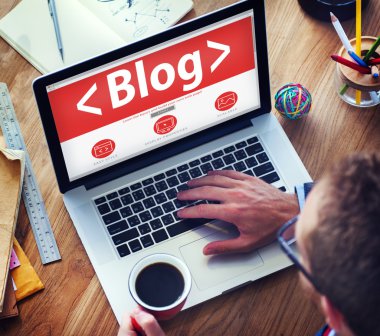 Blog ile dizüstü bilgisayar üzerinde çalışan adam