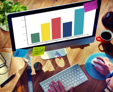 Grafik diyagramı ile bilgisayarda çalışan adam