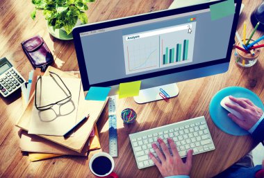 Diyagramı ile bilgisayarda çalışan adam