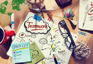 Dağınık Ofis Masası Not Defteri ile