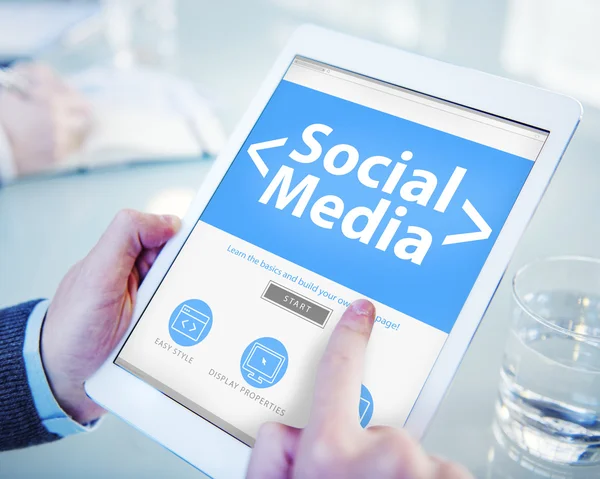 Manos sosteniendo la tableta con Social Media — Foto de Stock