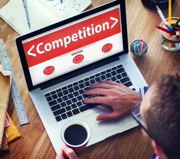Man som arbetar på laptop med konkurrens — Stockfoto