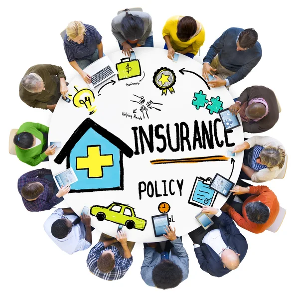 Menschen diskutieren über Versicherungen — Stockfoto