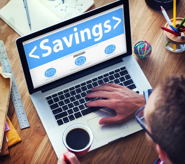 Man aan het werk op laptop met Saving — Stockfoto