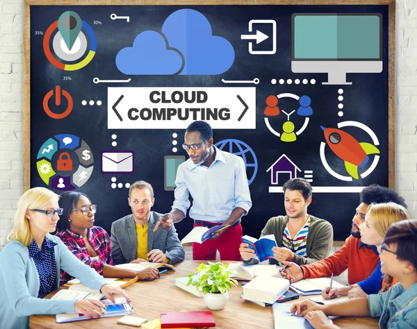 Gente discutiendo sobre computación en nube —  Fotos de Stock