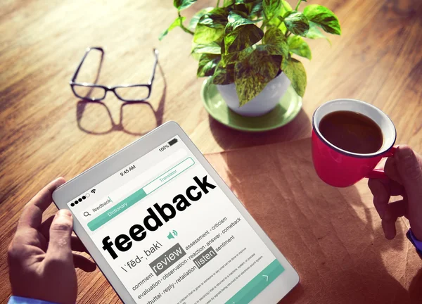 Homem lendo a definição de feedback — Fotografia de Stock