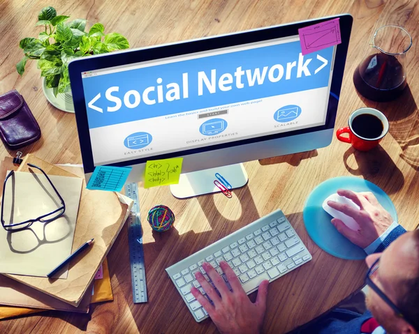 Uomo che lavora sul computer con i social network — Foto Stock