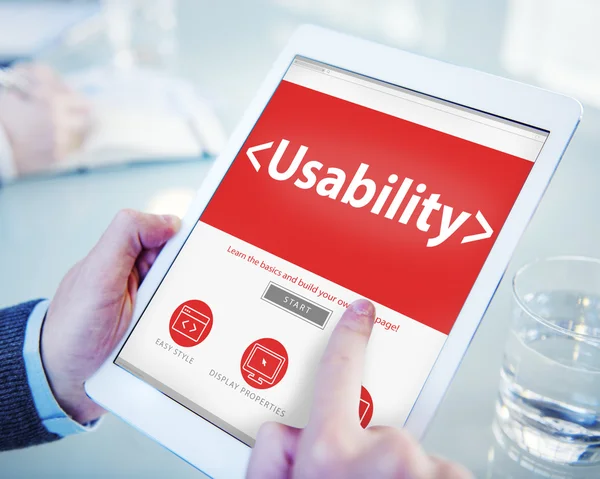 Handen met tablet met Usability Concept — Stockfoto