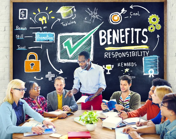 Pessoas diversas discutindo sobre Benefícios — Fotografia de Stock