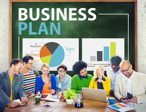 Menschen diskutieren über Businessplan — Stockfoto