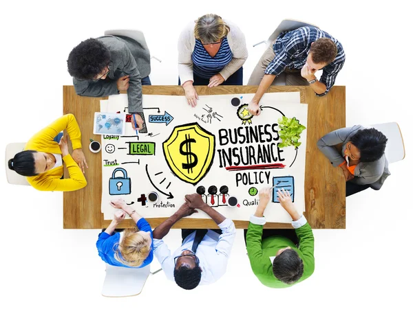 Personas en discutir sobre el seguro de negocios — Foto de Stock