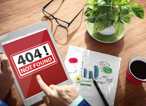 Manos sosteniendo la tableta con 404 No encontrado — Foto de Stock