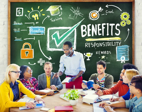 Diverse mensen bespreken over voordelen — Stockfoto