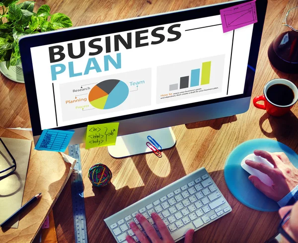 Uomo che lavora al computer con Business Plan — Foto Stock