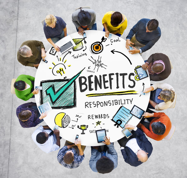 Люди за столом с концепцией льгот
