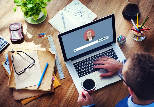 Homem trabalhando no laptop com senha — Fotografia de Stock