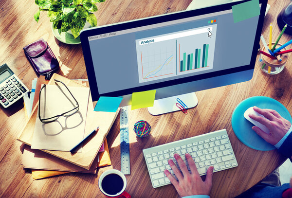 Человек, работающий на компьютере с диаграммой
