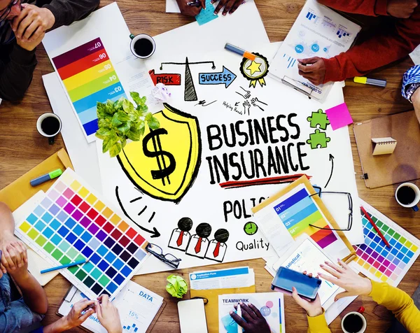 Människor diskuterar om Business Insurance — Stockfoto