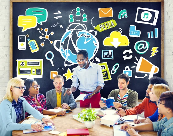 Diverse mensen bespreken — Stockfoto