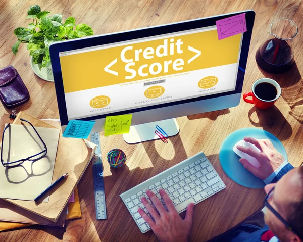 Mann arbeitet am Computer mit Credit Score — Stockfoto