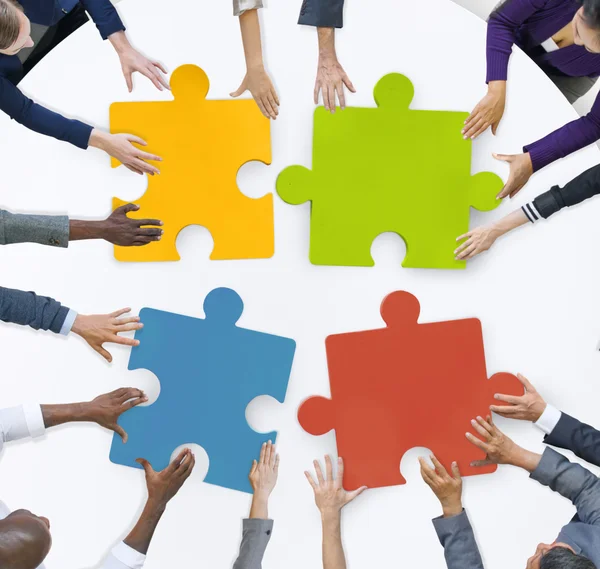 Persone all'incontro con puzzle — Foto Stock