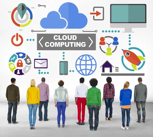 Diversas personas y concepto de computación en nube —  Fotos de Stock