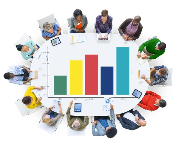 Olika människor och diagram diagram — Stockfoto