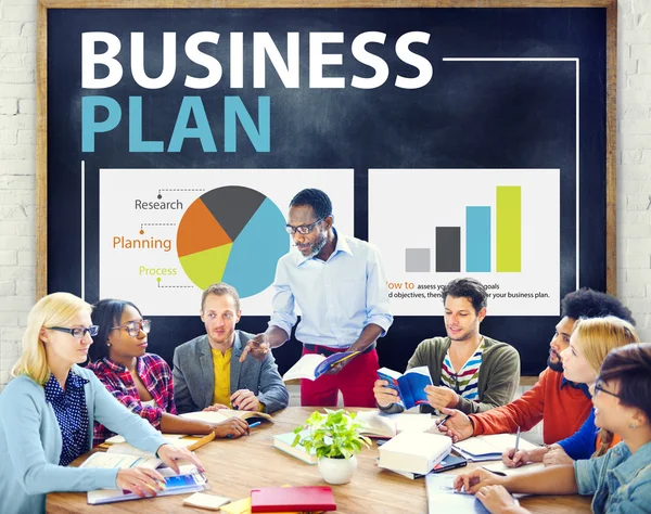 Persone che discutono di Business Plan — Foto Stock