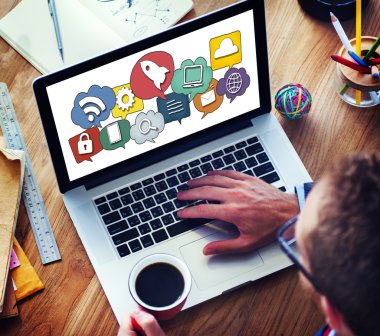 Dizüstü bilgisayarda çalışan adam