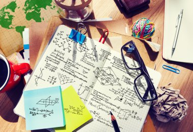 Matematik simgeleri ile dağınık Ofis Masası