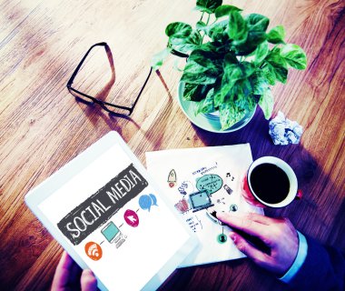 Sosyal medya kavramı ile tablet kullanan adam