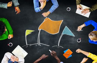 Farklı insanlar tartışıyor