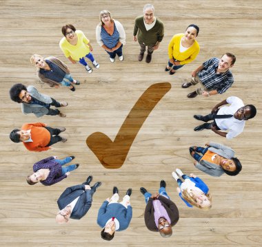 Farklı insanlar ve sağ işaret