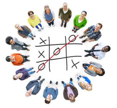 Tic Tac Toe Oyun etrafında çeşitli insanlar
