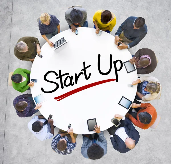 Persone intorno alla lettera Start Up — Foto Stock