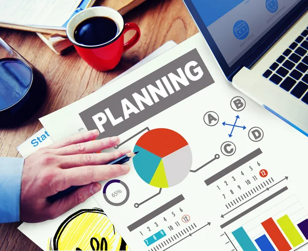 Affärsman som arbetar med planering strategi — Stockfoto