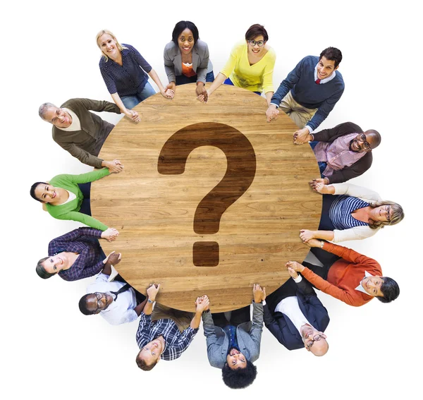 Persone diverse e punto interrogativo — Foto Stock